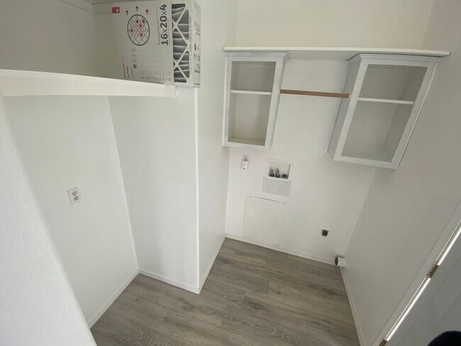 Building Photo - Updated 3 Bedroom / 2 Bath Mobile Home on ...