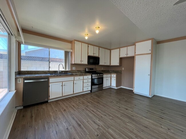 Building Photo - Simi Valley 3+2 w/RV parking + fruit trees...