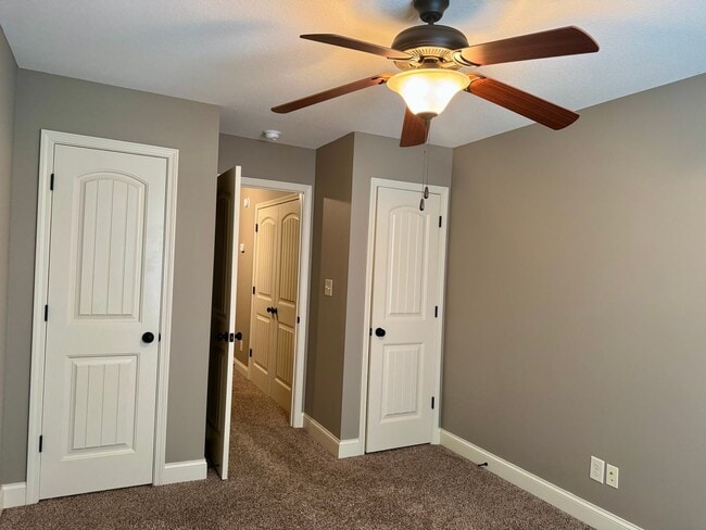 Building Photo - Luxury Townhouse! 2 Bed/2.5 Bath, 1 Car ga...