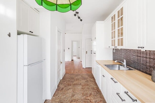Building Photo - Great Fan Rowhouse!!