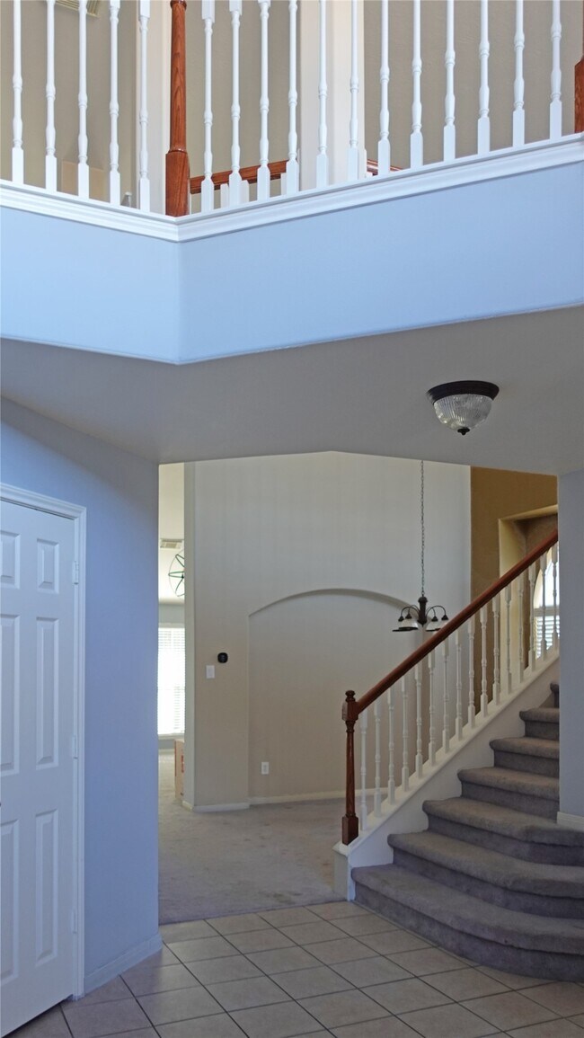 Building Photo - 2202 Drake Falls Dr