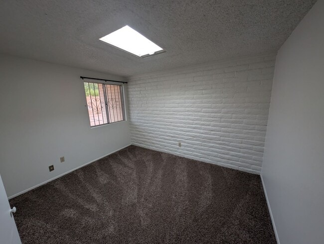 Building Photo - Comfortable West Side Rental