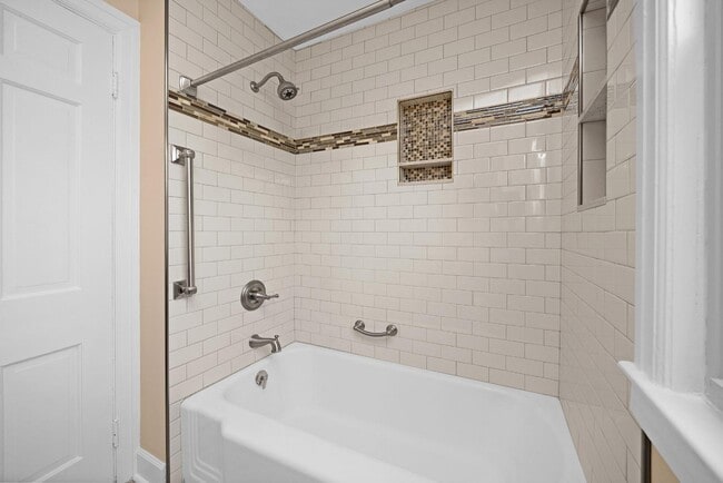 Building Photo - 109 W Poplar St