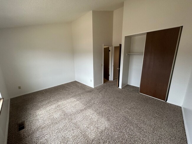 Building Photo - 2 Bed 2 Bath Condominium