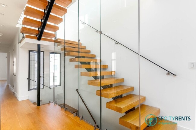 Building Photo - Marina: Remodeled Light-Filled Top-Floor Marina Condo with Private Roof Deck