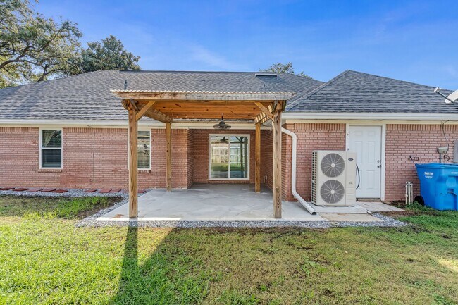 Building Photo - Beautifully Updated Home in Navarre!
