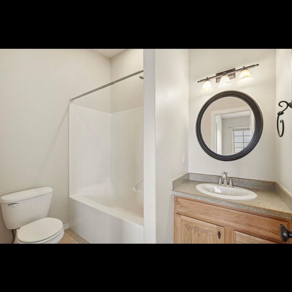 Building Photo - 825 Crestmont Way