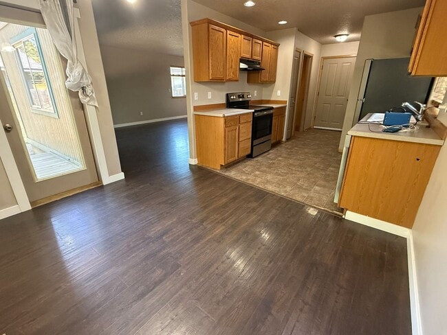 Building Photo - 3BR/2.5BA Home w/ Garage, Fenced Yard – Walk to Shops & Parkra