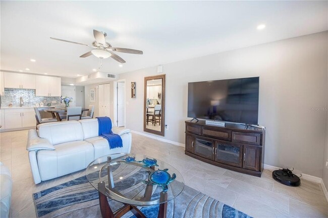 Building Photo - 7300 Sun Island Dr S