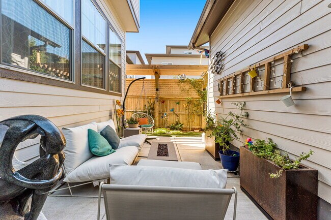 Building Photo - 9325 E 58th Dr