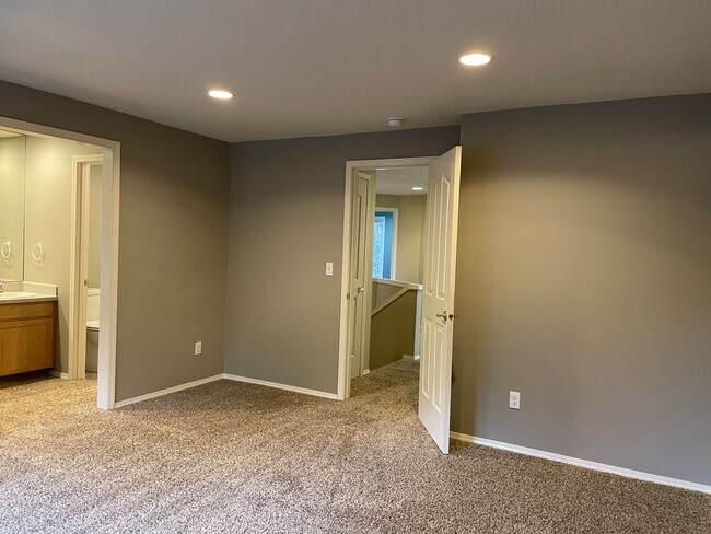 Building Photo - Adorable 4 Bedroom 2.5 Bath Home in Fisher's Landing! Fully Fenced Backyard! Mountain View High S...