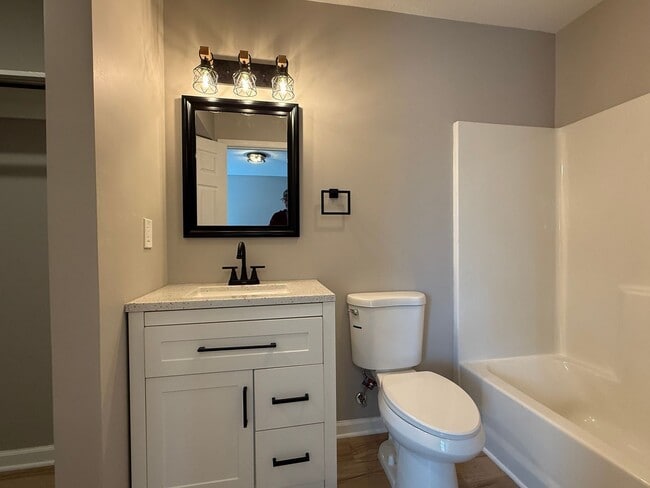 Building Photo - Updated 3 bedroom 2 bath