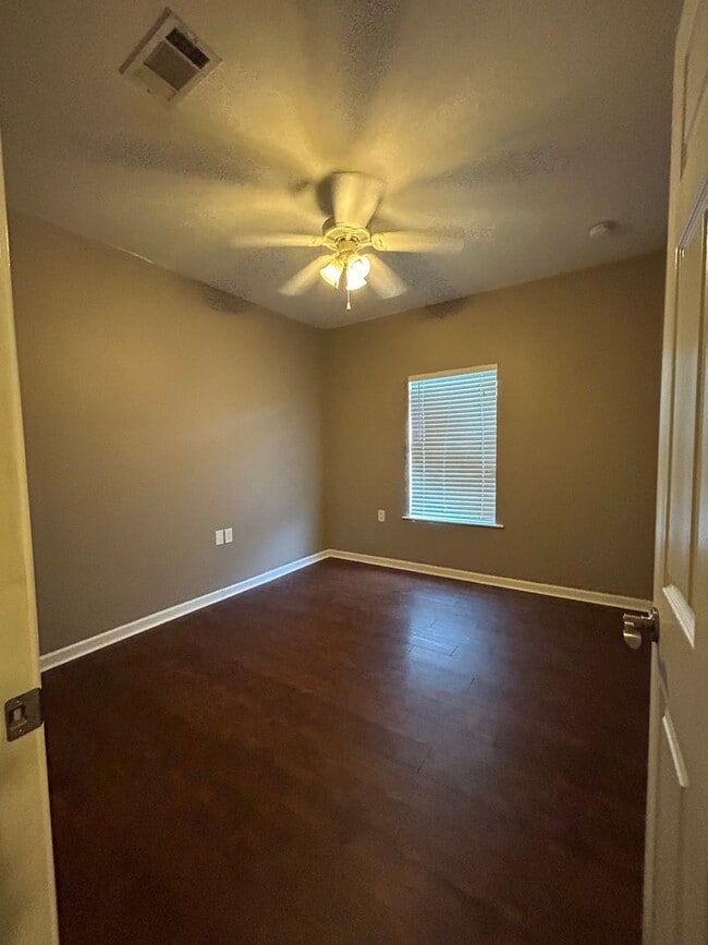 Building Photo - CONDO UNIT IN DENHAM SPRINGS
