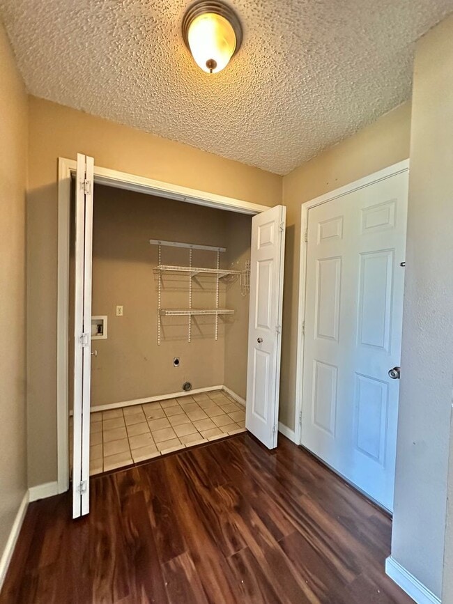 Building Photo - Move in Ready... Charming Home In The Bluf...