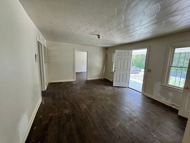 Building Photo - 2/1 with extra space in Uptown Shelby, NC