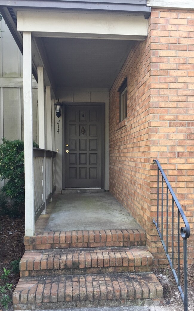 Building Photo - 214 Westbrooke Dr