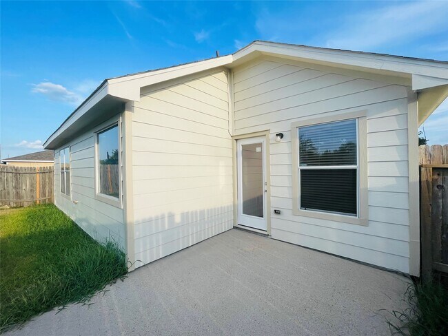 Building Photo - 24542 Lakecrest Village Dr