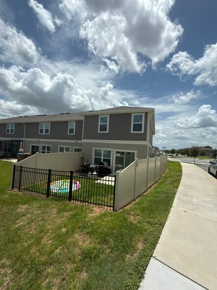 Building Photo - 577 Stoney Pointe Cir