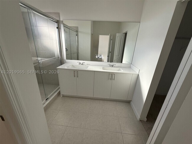 Building Photo - 4957 Oakmont Dr