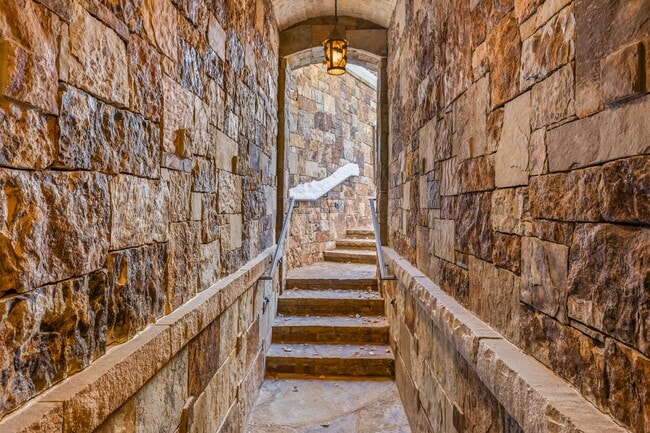 Building Photo - 472 Thunderbowl Ln