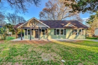 Building Photo - 824 2nd St