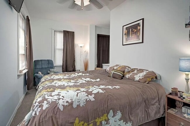 Building Photo - 642 N Dearborn St