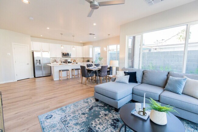 Building Photo - 3726 E Flower St