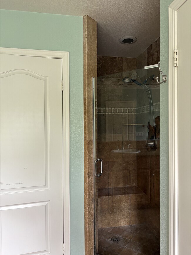 Building Photo - 4023 Bluff View Way