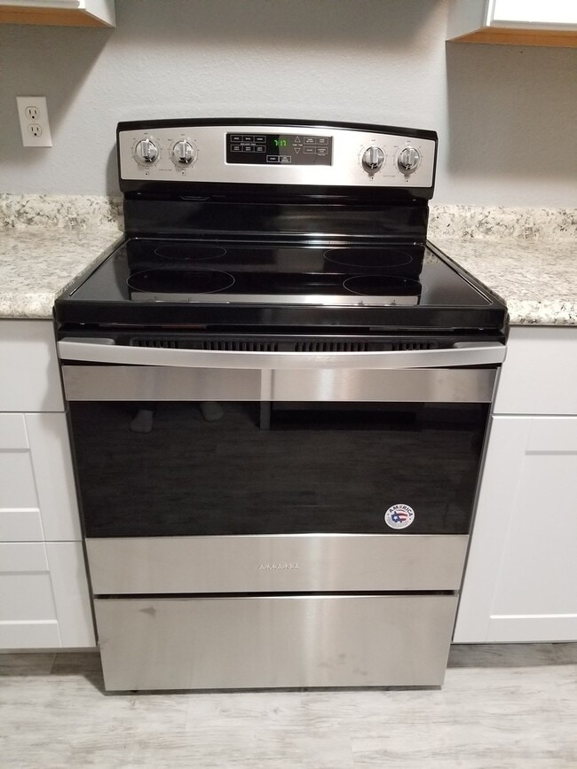 Building Photo - Remodeled ground floor 2 bed!