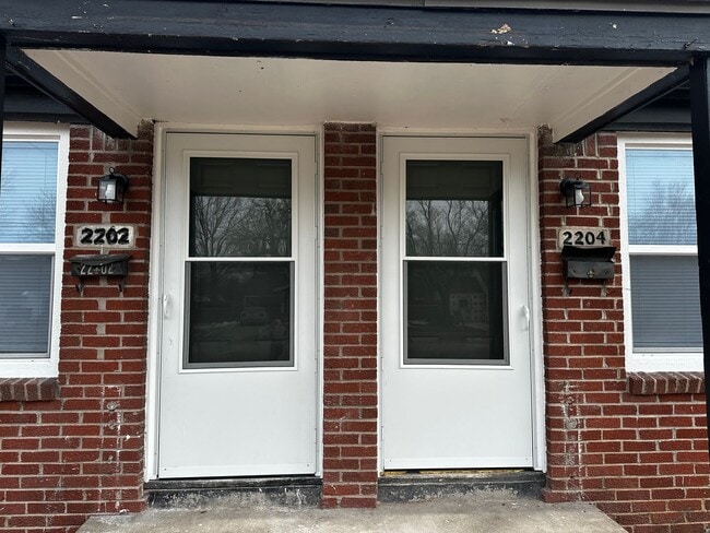 Building Photo - Fully Remodeled 2 Bed 1 Bath Duplex