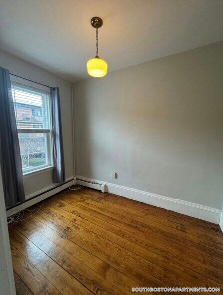 Building Photo - 883 E 4th St