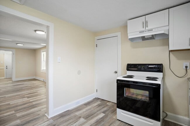 Building Photo - Won't Last! Apply NOW!  App fee REDUCED $25 ASAP $1795 3br/1bath CUTE House w/ HUGE YARD ** FREE ...