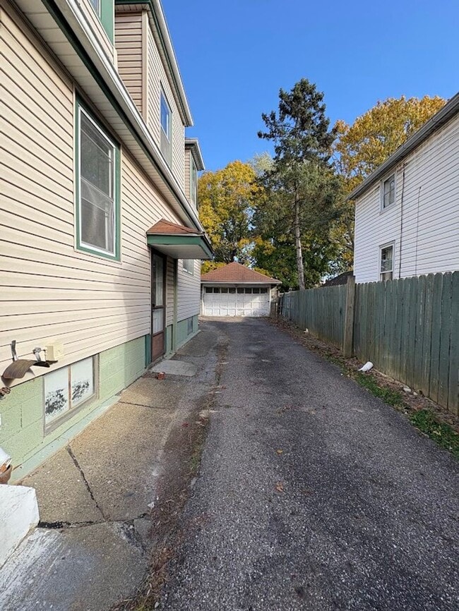 Building Photo - Two bedroom two bathroom home for rent