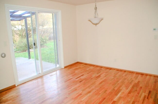 Building Photo - Truly adorable and private 3 bed rambler in great neighborhood in the heart of Kent.