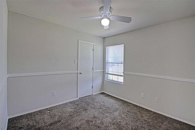 Building Photo - Welcome to this inviting 3-bedroom, 2-bath...