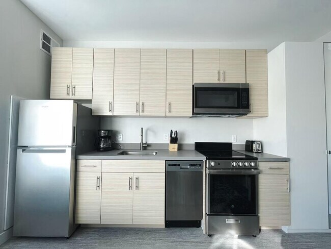 Building Photo - 2530 University Ave