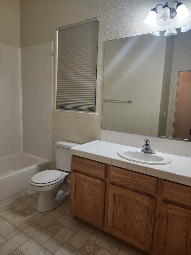 Building Photo - Beautiful Three Bedroom in the Golf Cou...
