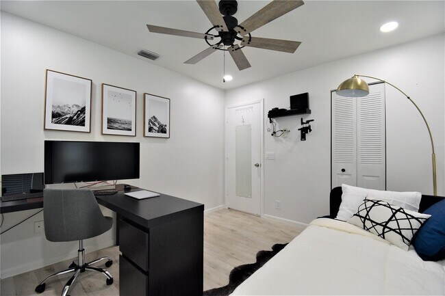 Building Photo - 6550 Country Wood Way