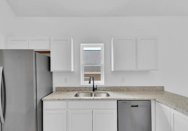 Building Photo - OPEN CONCEPT LIVING!!