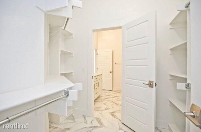 Building Photo - 4 br, 2.5 bath House - 2738 Livingston Square