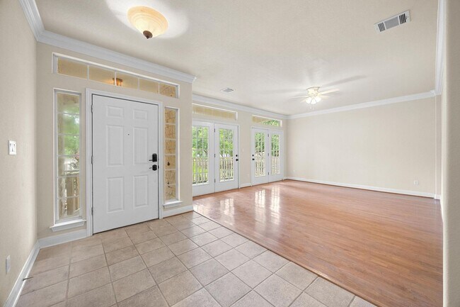 Building Photo - 7 Bed Home for August!