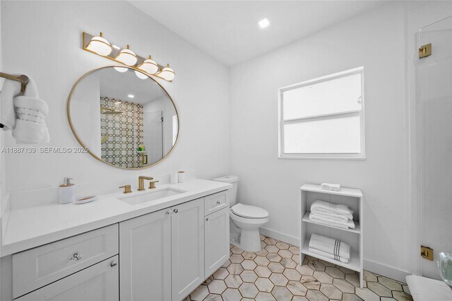 Building Photo - 1625 Hollywood Blvd