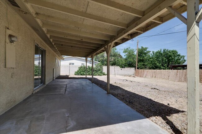 Building Photo - 2805 Sultana St