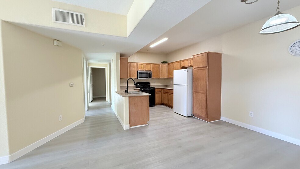 Building Photo - 2291 W Horizon Ridge Pky