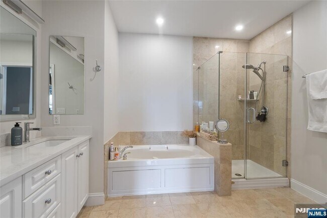 Building Photo - 302 The Promenade