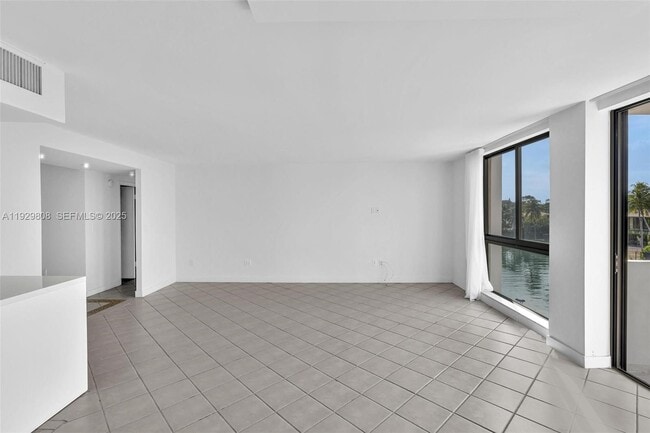 Building Photo - 9800 W Bay Harbor Dr