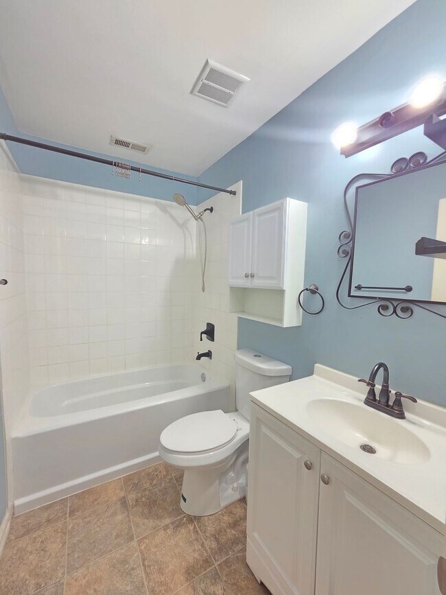 Building Photo - $2,800 - 3 Bed / 2 Bath Beautiful and Spacious Home with a Fully Fenced backyard