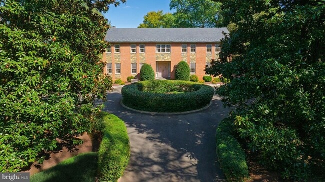 Building Photo - 221 Chain Bridge Rd