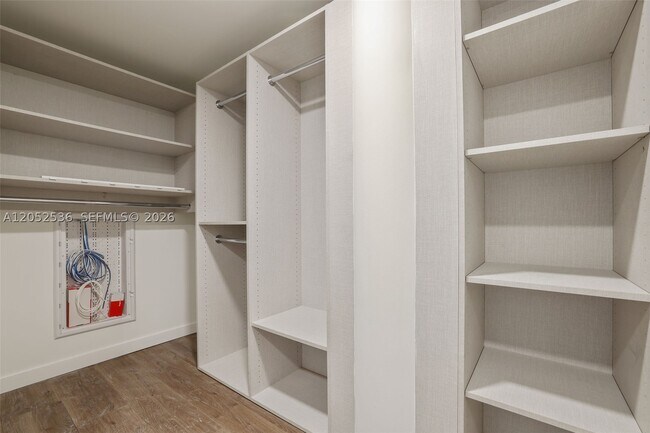 Building Photo - 1500 Bay Dr E