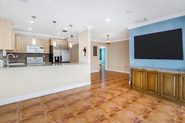 Building Photo - 4370 SW 82nd Ave